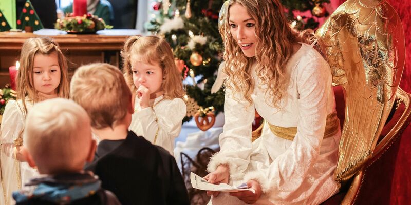Das Christkind nimmt in der Christkindpostfiliale in Engleskirchen Wunschzettel von Kindern entgegen. - Foto: Oliver Berg/dpa