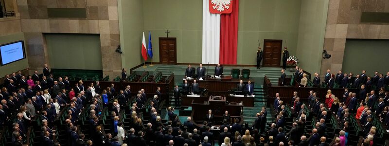 Neugewählte Mitglieder des polnischen Parlaments während der ersten Sitzung des Unterhauses (Sejm). - Foto: Czarek Sokolowski/AP/dpa