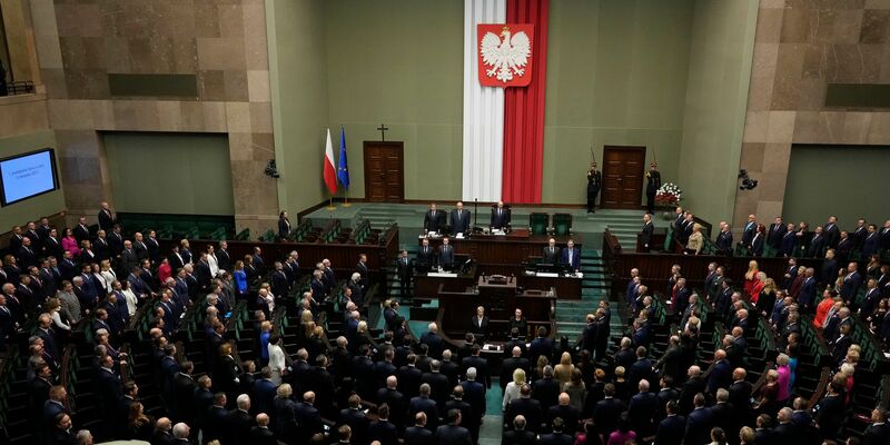 Einstimmig: Das Parlament in Warschau verabschiedete einen Beschluss für eine Überprüfung. - Foto: Czarek Sokolowski/AP/dpa