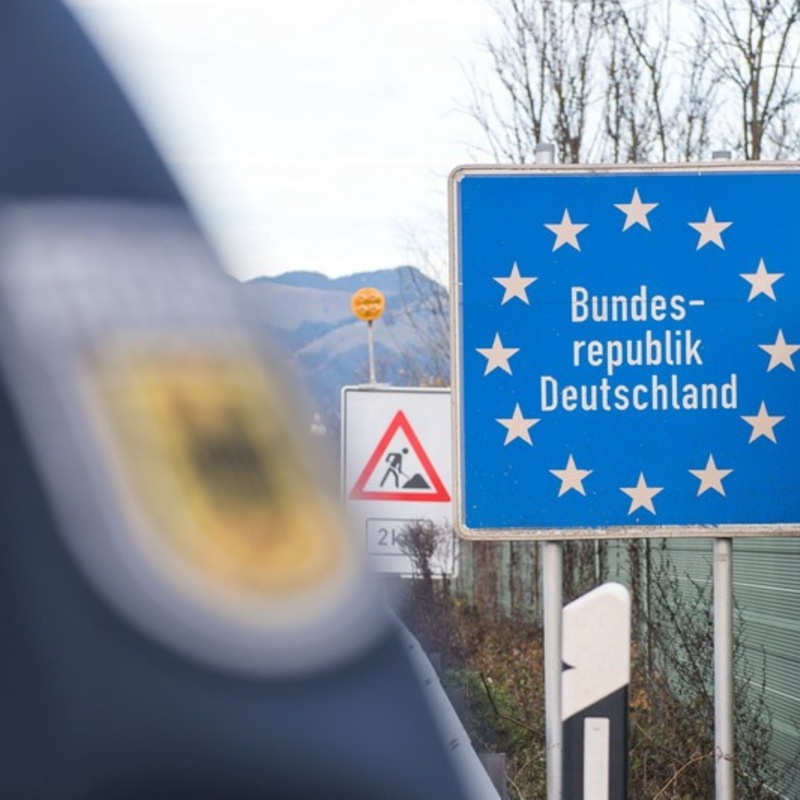 Bundespolizeidirektion München: Viel Arbeit für die Bundespolizei: Schleusung, Fahndungstreffer, Ausweismissbrauch, Schlagring und Dokumentenfälschung in einem Fernreisebus - Foto: presseportal.de