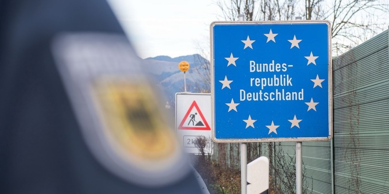 Bundespolizeidirektion München: Viel Arbeit für die Bundespolizei: Schleusung, Fahndungstreffer, Ausweismissbrauch, Schlagring und Dokumentenfälschung in einem Fernreisebus - Foto: presseportal.de