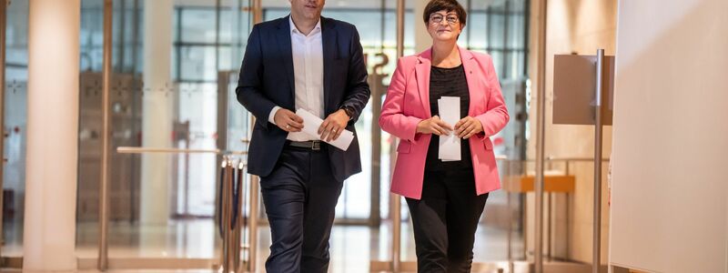 Saskia Esken und Lars Klingbeil, beide SPD Co-Vorsitzende, kommen zu einer Pressekonferenz nach den Gremiensitzungen der SPD Bundesspitze. - Foto: Michael Kappeler/dpa