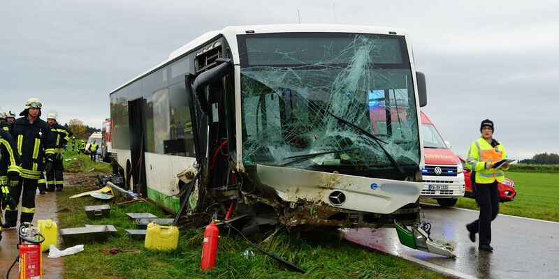 Der schwer beschädigte Schulbus nach dem Unfall mit mehreren Verletzten in Bad Waldsee. - Foto: David Pichler/dpa