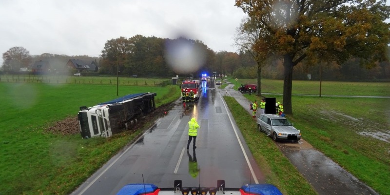 FW Sonsbeck: Verkehrsunfall mit drei Verletzten und umgestürztem LKW - Foto: presseportal.de