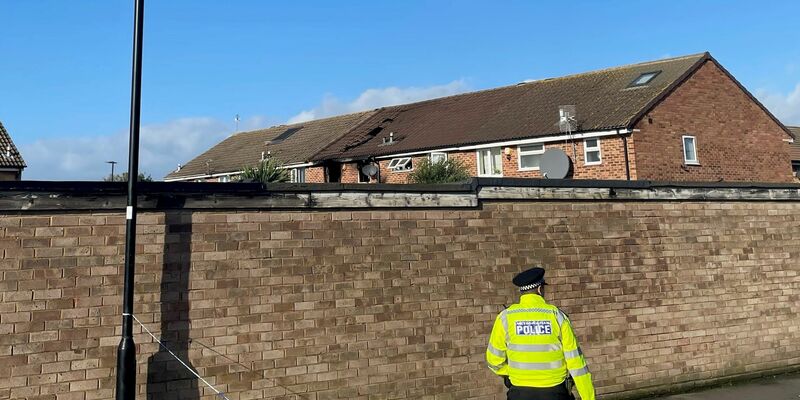 Einsatzkräfte stehen in der Nähe des Brandortes: Etwa 70 Feuerwehrleute waren im Einsatz. - Foto: George Lithgow/PA/dpa