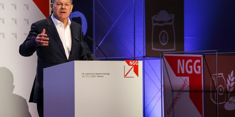 Bundeskanzler Olaf Scholz (SPD) spricht beim Gewerkschaftstag der Gewerkschaft Nahrung-Genuss-Gaststätten NGG im Congress Zentrum in Bremen. - Foto: Focke Strangmann/dpa
