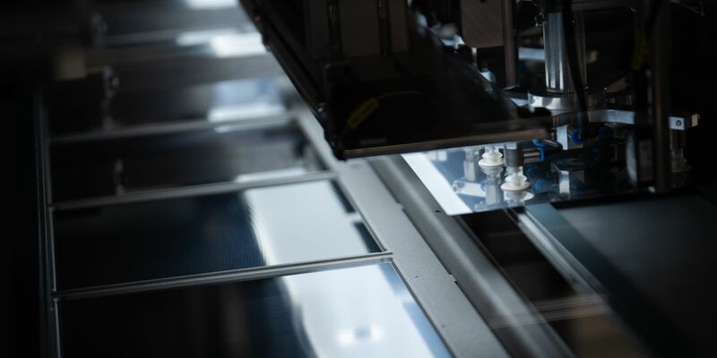 Eine Industrieanlage verarbeitet Silizium-Wafer, die für Solaranlagen benötigt werden. - Foto: Sebastian Gollnow/dpa