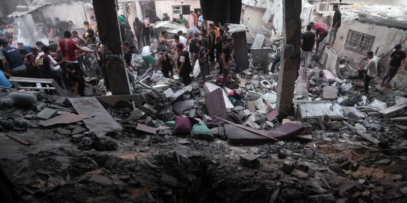 Palästinenser suchen unter den Trümmern eines zerstörten Hauses nach einem israelischen Luftangriff nach Überlebenden. - Foto: Mohammed Dahman/AP/dpa