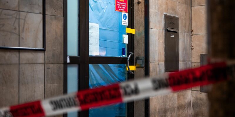 Absperrband vor der Spielothek in Hannover, in der ein Mann tödlich verletzt wurde. - Foto: Moritz Frankenberg/dpa