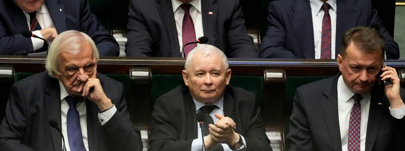 PiS-Parteichef Jaroslaw Kaczynski (vorne M) nimmt an der ersten Sitzung des neuen polnischen Parlaments teil. - Foto: Czarek Sokolowski/AP/dpa