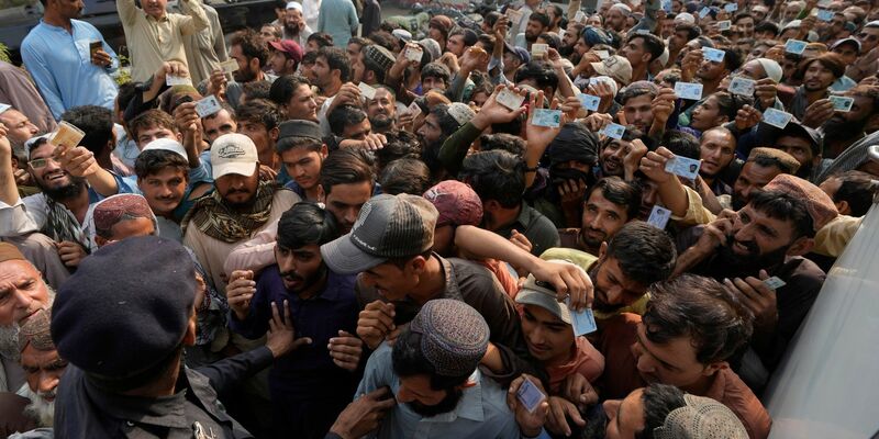 Pakistanische Polizeibeamte versuchen, Einwanderer in Karachi zu kontrollieren. Pakistan hat Tausende afghanische Flüchtlinge abgeschoben. - Foto: Fareed Khan/AP/dpa