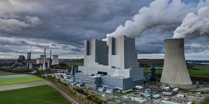 Dampf steigt aus dem RWE-Braunkohlekraftwerk Neurath. Das von RWE betriebene Kraftwerk gilt als das grüßte Braunkohlekraftwerk in Deutschland. - Foto: Oliver Berg/dpa