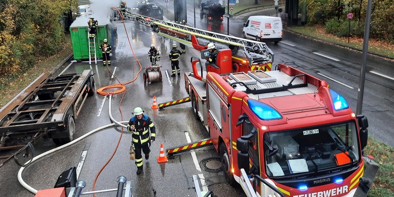 FW-M: Lkw-Brand sorgt für Verkehrsbehinderung (Moosach) - Foto: presseportal.de