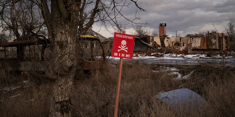 Warnschild am Straßenrand des urkainischen Dorfes Kamjanka bei Isjum. - Foto: Vadim Ghirda/AP
