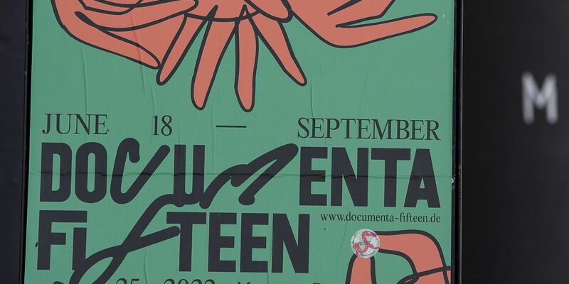Ein Plakat zur documenta fifteen. - Foto: Swen Pförtner/dpa