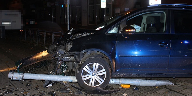 POL-GE: Autofahrer flüchtet vor Polizei und fährt gegen Ampelmast - Foto: presseportal.de
