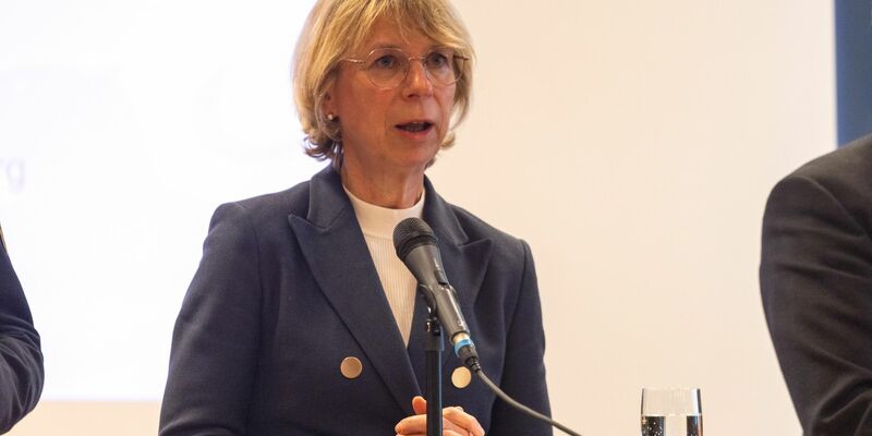 Oberstaatsanwältin Iris Janke informiert über Einzelheiten nach den tödlichen Schüssen auf einen Schüler in Offenburg. - Foto: Philipp von Ditfurth/dpa