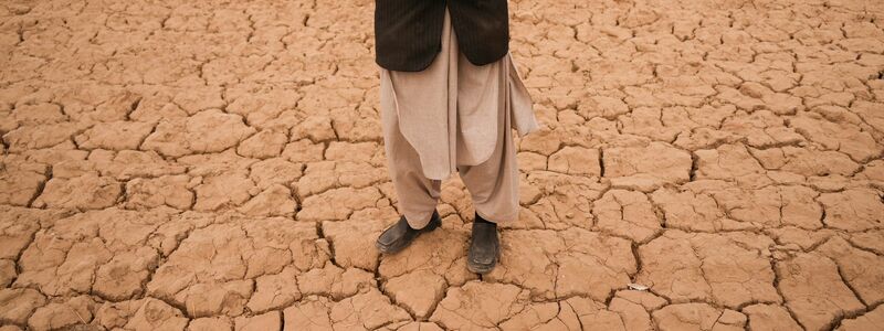 Auf diesem Feld hatte Bauer Abdul Haqim früher Weizen anbaute, um seine Familie zu ernähren. Eine schwere Dürre hat die ohnehin schon verzweifelte Lage in Afghanistan dramatisch verschlimmert. Der Boden auf diesem Feld ist total ausgetrocknet. - Foto: Mstyslav Chernov/AP/dpa