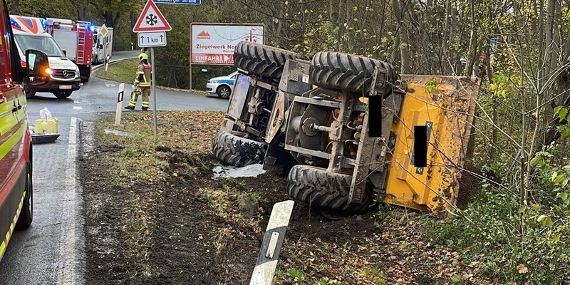LPI-NDH: Beladener Lkw umgekippt - Fahrer verletzt - Foto: presseportal.de