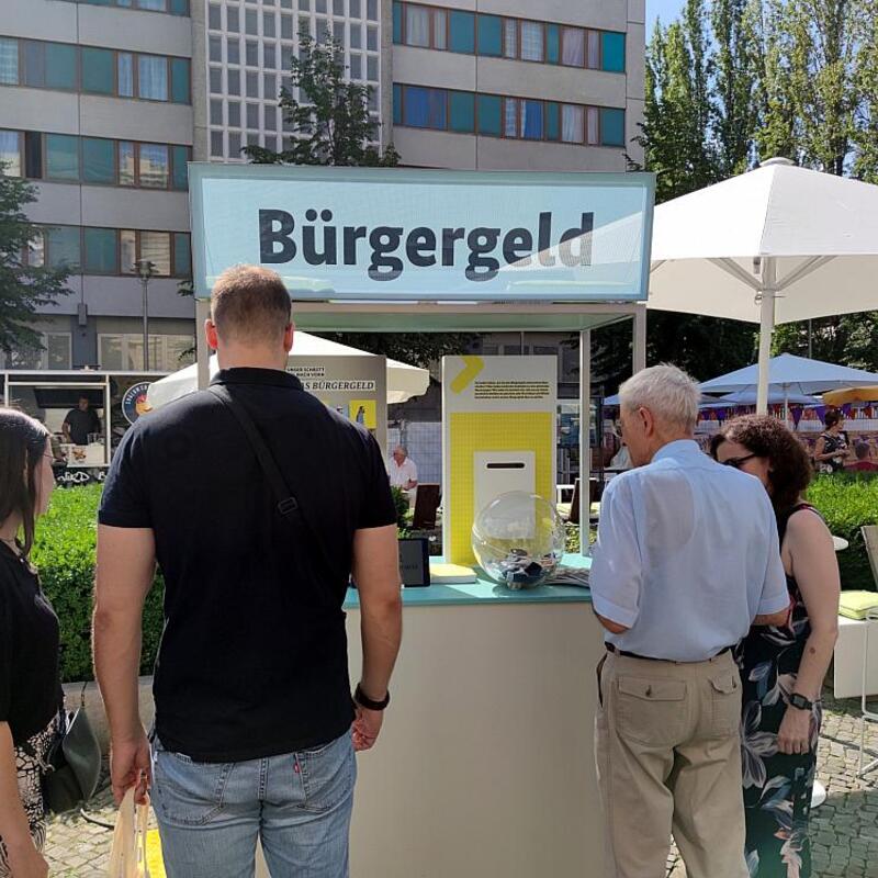 Passanten an einem Bürgergeld-Infostand (Archiv) - Foto: über dts Nachrichtenagentur