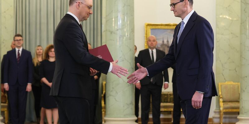 Polens Präsident Andrzej Duda (l) und der ehemalige Ministerpräsident Mateusz Morawiecki in Warschau. - Foto: Leszek Szymanski/PAP/dpa