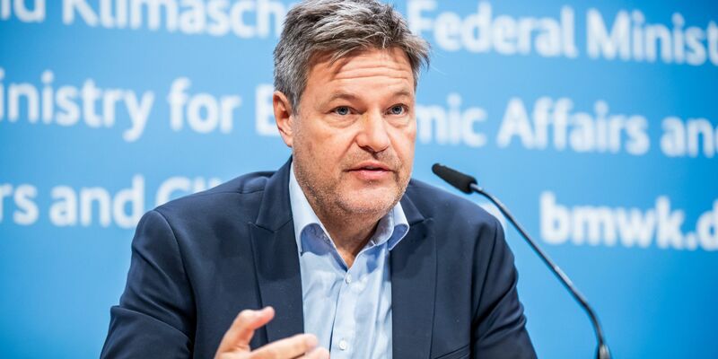 Wirtschaftsminister Robert Habeck stellt die Pläne für ein deutsches Wasserstoffkernnetz vor. - Foto: Michael Kappeler/dpa