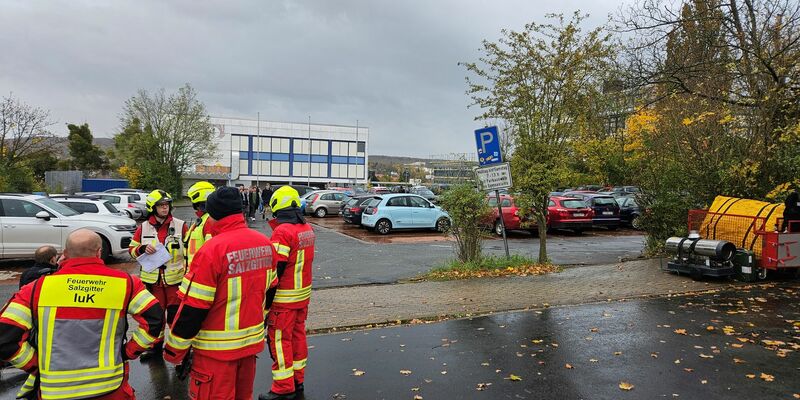 Eine Person, die eine Schusswaffe getragen haben soll, hat einen Polizeieinsatz an einem Gymnasium in Salzgitter ausgelöst. - Foto: Christian Brahmann/dpa