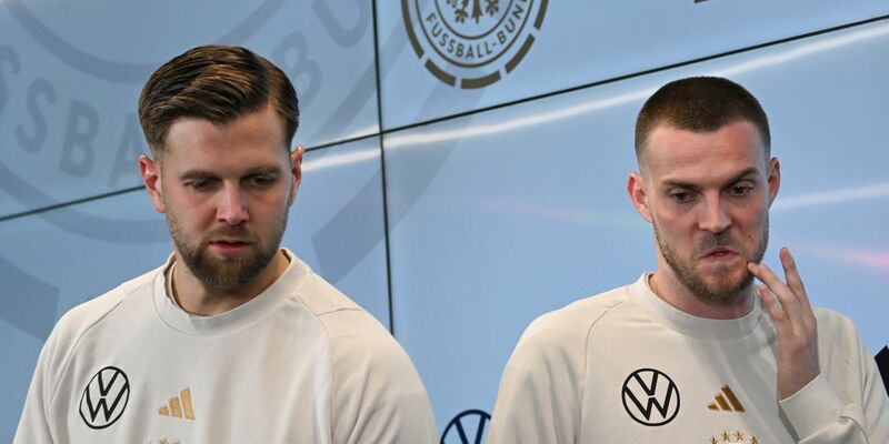 Die Nationalspieler Niclas Füllkrug (l) und Marvin Ducksch sind wieder vereint. - Foto: Arne Dedert/dpa