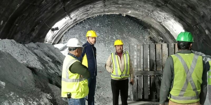 Rettungskräfte in dem eingestürzten Straßentunnel. - Foto: ---/SDRF/AP/dpa