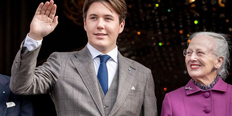 Prinz Christian neben Königin Margrethe II. von Dänemark an seinem 18. Geburtstag auf Schloss Amalienborg. - Foto: Mads Claus Rasmussen/Ritzau Scanpix/AP/dpa