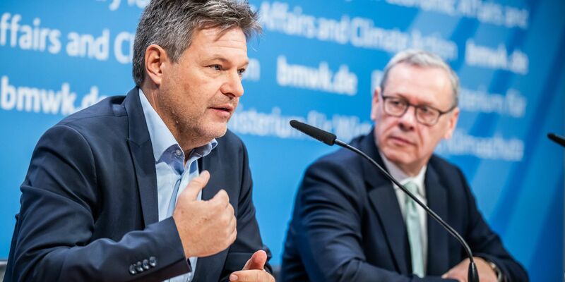 Wirtschaftsminister Robert Habeck spricht neben Thomas Gößmann, Vorstandsvorsitzender FNB Gas e.V, zu den Plänen für ein deutsches Wasserstoffkernnetz. - Foto: Michael Kappeler/dpa