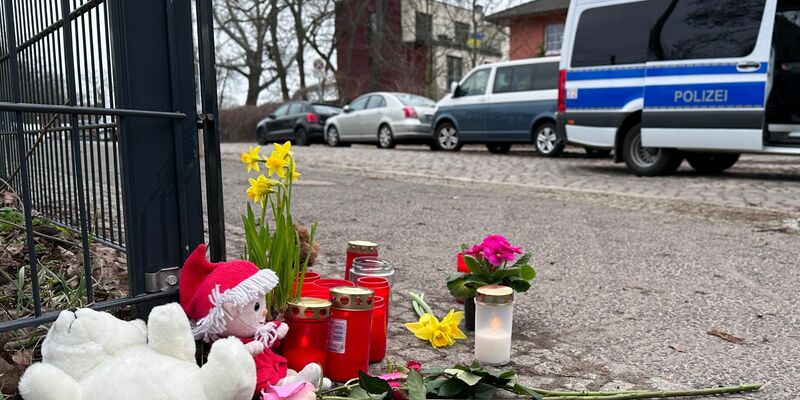 Unweit des Bürgerparks in Pankow haben Passanten Plüschtiere, Kerzen und Blumen zum Gedenken an das geötete Kind abgelegt. - Foto: Paul Zinken/dpa