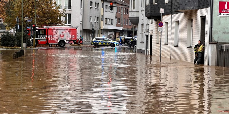 FW-E: Rohrbruch einer Hauptwasserleitung - Straße überflutet - Foto: presseportal.de