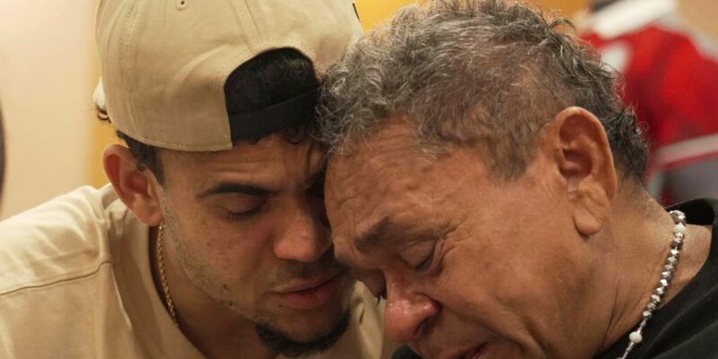 Ein gerührter Luis Díaz (l.) mit seinem Vater Luis Manuel nach dessen Freilassung. - Foto: ---/colprensa/dpa