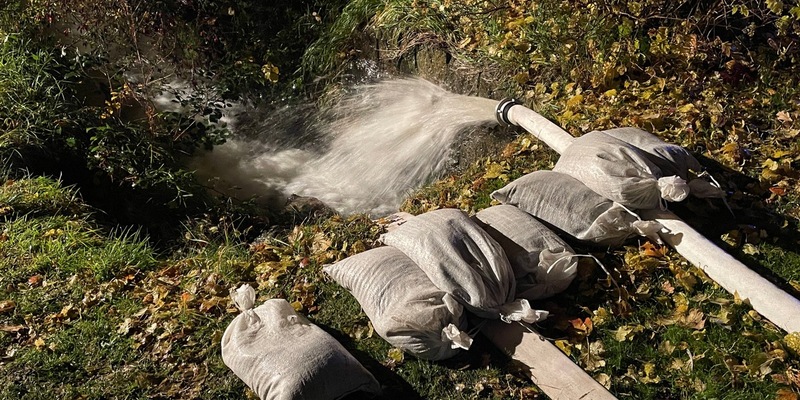 KFV Bodenseekreis: Hochwasseranstauung verursacht großen Feuerwehreinsatz - Foto: presseportal.de
