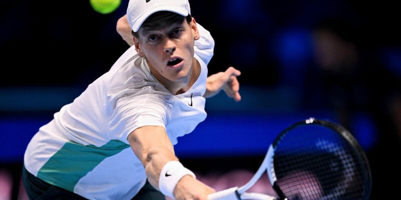 Jannik Sinner setzte sich in Turin gegen den Weltranglisten-Ersten durch. - Foto: Marco Alpozzi/LaPresse via AP/dpa