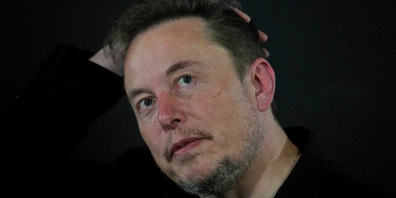Nach dem Plan von 2018 konnte Elon Musk in zwölf Schritten Aktienoptionen mit einem maximalen Wert von damals bis zu 55,8 Milliarden Dollar bekommen, wenn Börsenwert und Geschäftszahlen von Tesla mit bestimmten Mindestwerten wachsen. - Foto: Kirsty Wigglesworth/AP Pool/AP