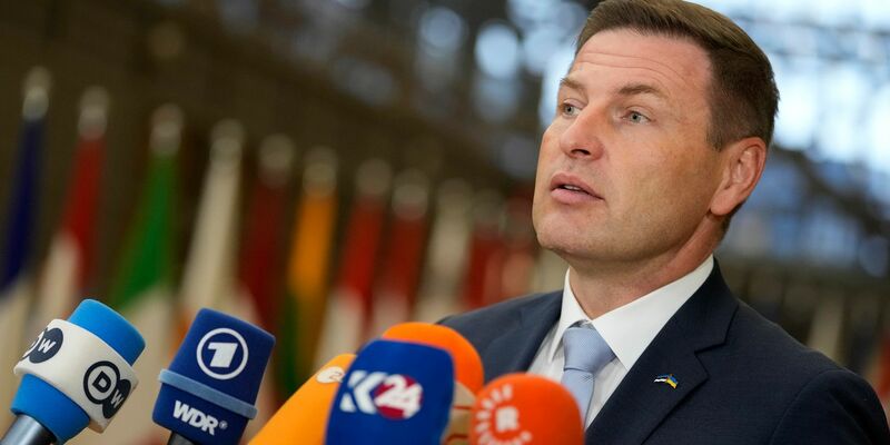 Estlands Verteidigungsminister Hanno Pevkur äußert sich zum EU-Munitionsplan für die Ukraine. - Foto: Virginia Mayo/AP