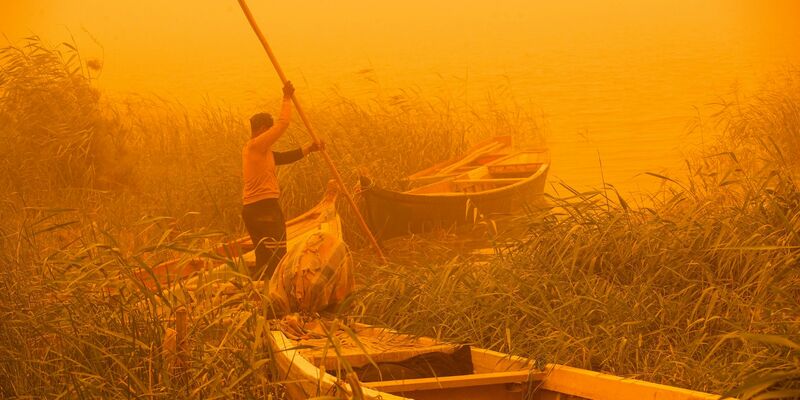 Sandstürme werden UN-Experten zufolge als Katastrophenrisiko unterschätzt. - Foto: Nabil Al-Jurani/AP/dpa