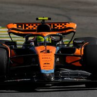 Auf dem Weg zum Start-Ziel-Sieg: Lando Norris (vorn) baute im Sprint seine WM-Führung aus. - Foto: Andre Penner/AP/dpa