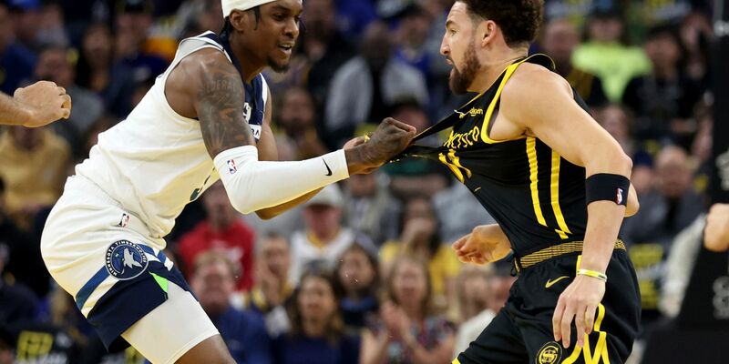 Minnesota Timberwolves-Stürmer Jaden McDaniels (l) und Golden State Warriors-Guard Klay Thompson geraten aneinander. - Foto: Jed Jacobsohn/AP/dpa