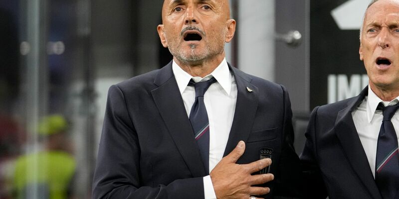 Nationaltrainer Luciano Spalletti steht mit Italien unter Druck. - Foto: Luca Bruno/AP/dpa