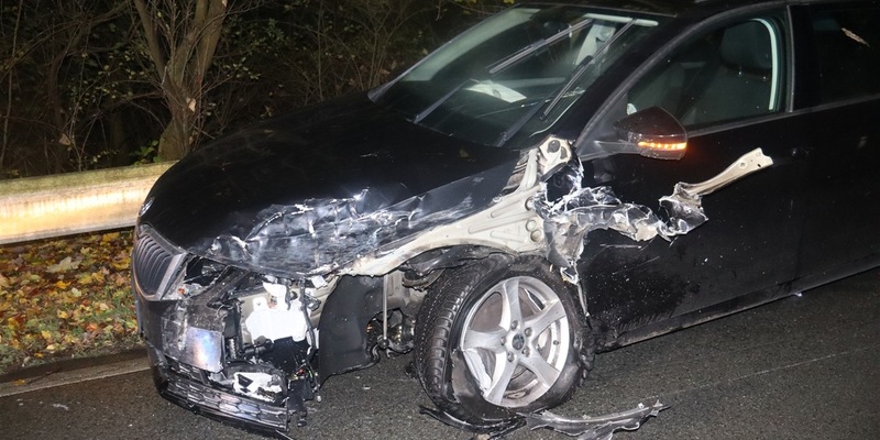 POL-HF: Skoda und VW prallen zusammen - Drei Personen leicht verletzt - Foto: presseportal.de