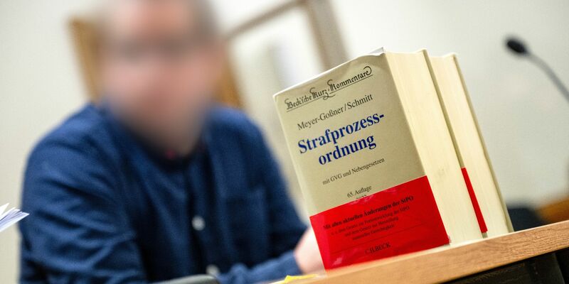 Der Angeklagte sitzt vor Prozessbeginn im Gerichtssaal. - Foto: Sina Schuldt/dpa