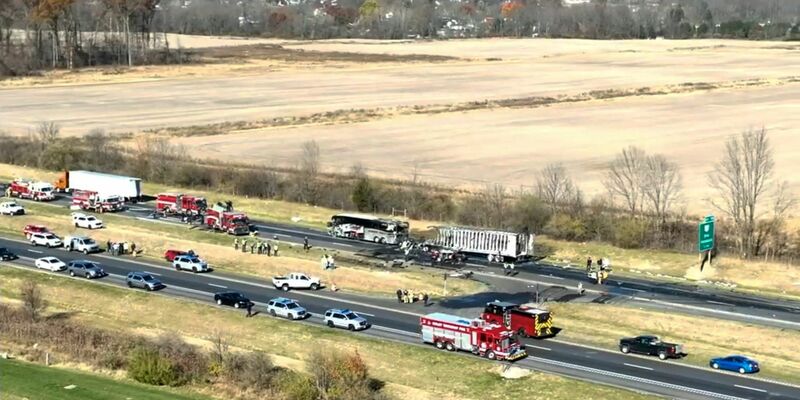 Rettungskräfte arbeiten am Unfallort auf der Interstate 70. - Foto: Uncredited/WSYX/WTTE/AP/dpa