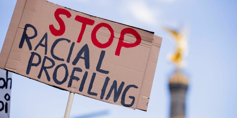 «Stop racial Profiling» steht bei einer Demonstration unter dem Motto «Deutschland hat ein #Rassismusproblem - Aktionswochenende gegen Polizeigewalt» auf einem Schild. - Foto: Christoph Soeder/dpa