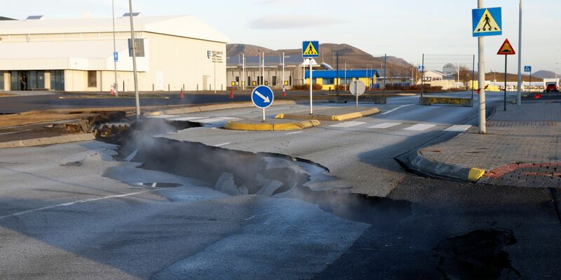 Schon vor zwei Tagen stieg Dampf aus einer Spalte in einer Straße im isländischen Grindavik auf. - Foto: Brynjar Gunnarsson/AP/dpa