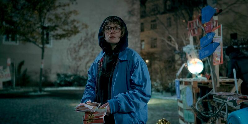 Luise Kogan (Lea Drinda) verteilt Flyer
in einer Szene der Serie «Wer wir sind». - Foto: Felix Abraham/MDR/VIAFILM/ARD/dpa