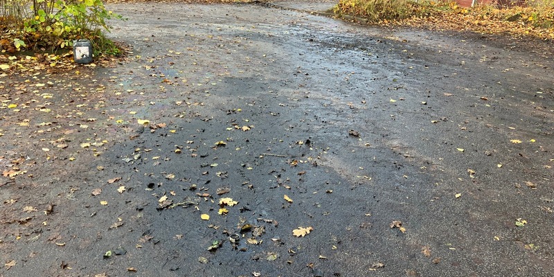 POL-HL: HL-Moisling / Unbekannte entleeren Ölkanister auf einem Parkplatz - Foto: presseportal.de