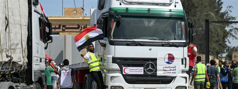 Lastwagen eines Hilfskonvois am Grenzübergang Rafah. Erstmals ist auch ein Tankwagen mit Treibstoff in den Gazastreifen eingefahren. (Symbolbild) - Foto: Sayed Hassan/dpa